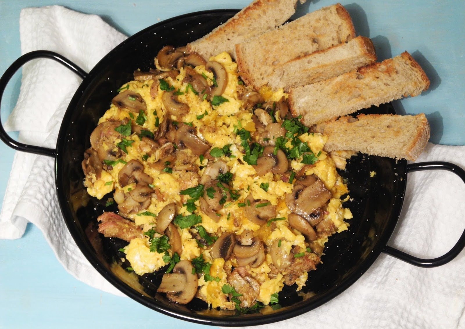 Receita de Ovos Mexidos com Cogumelos para um café da manhã MUITO nutritivo e delicioso
