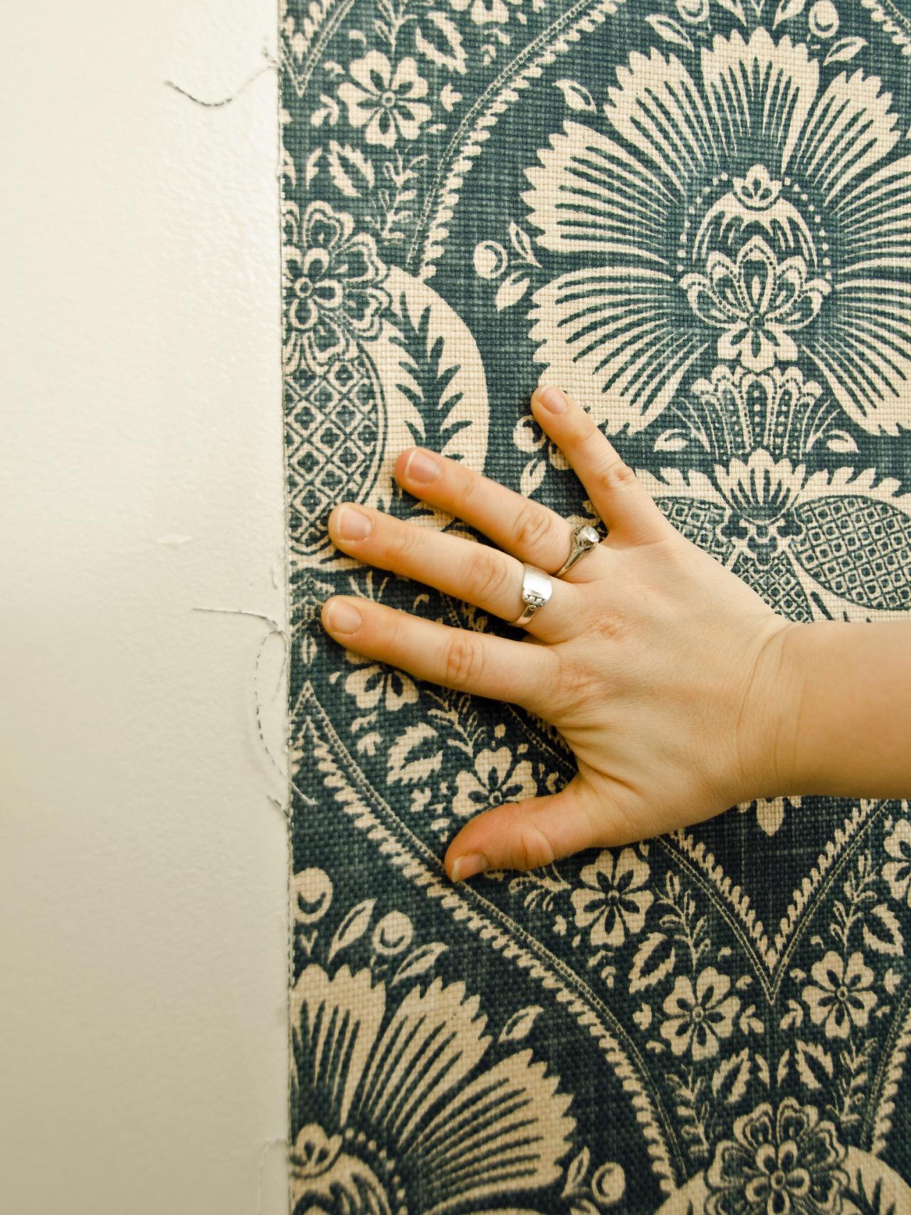mão em tecido de parede