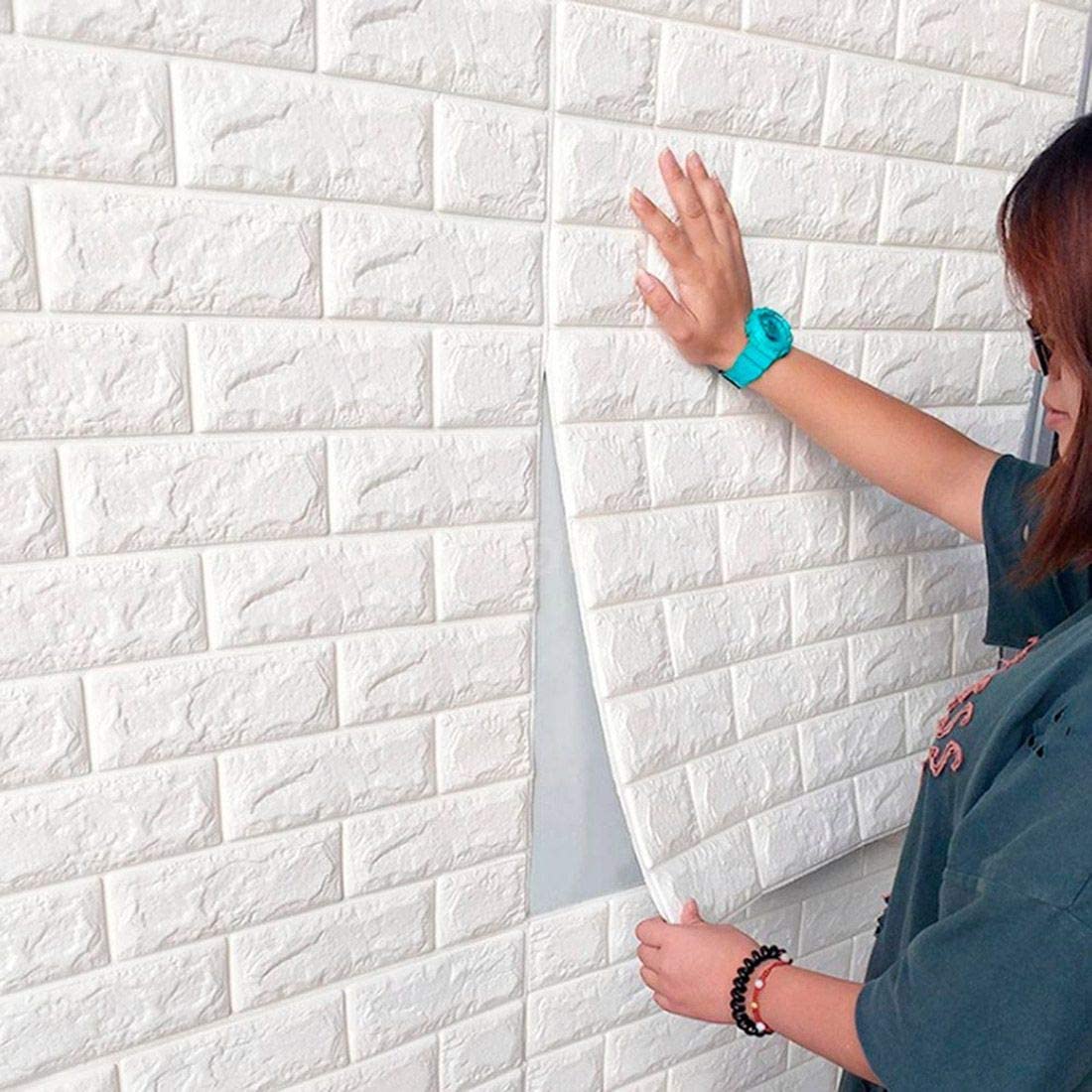 mulher aplicando placa 3d de papel de parede