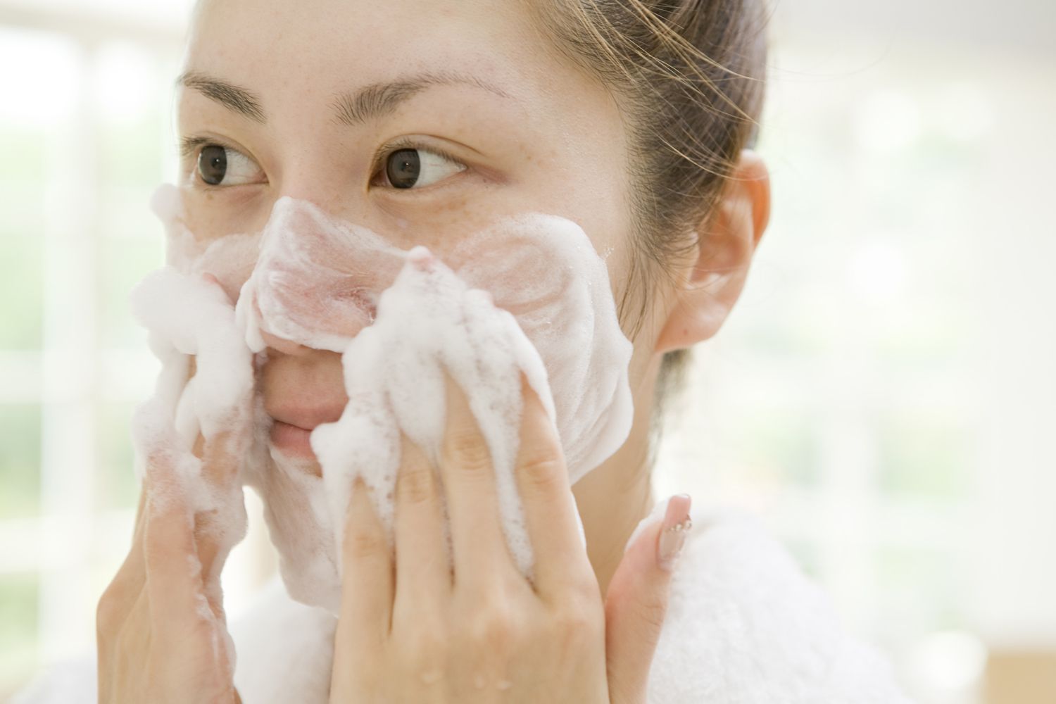 mulher limpando rosto