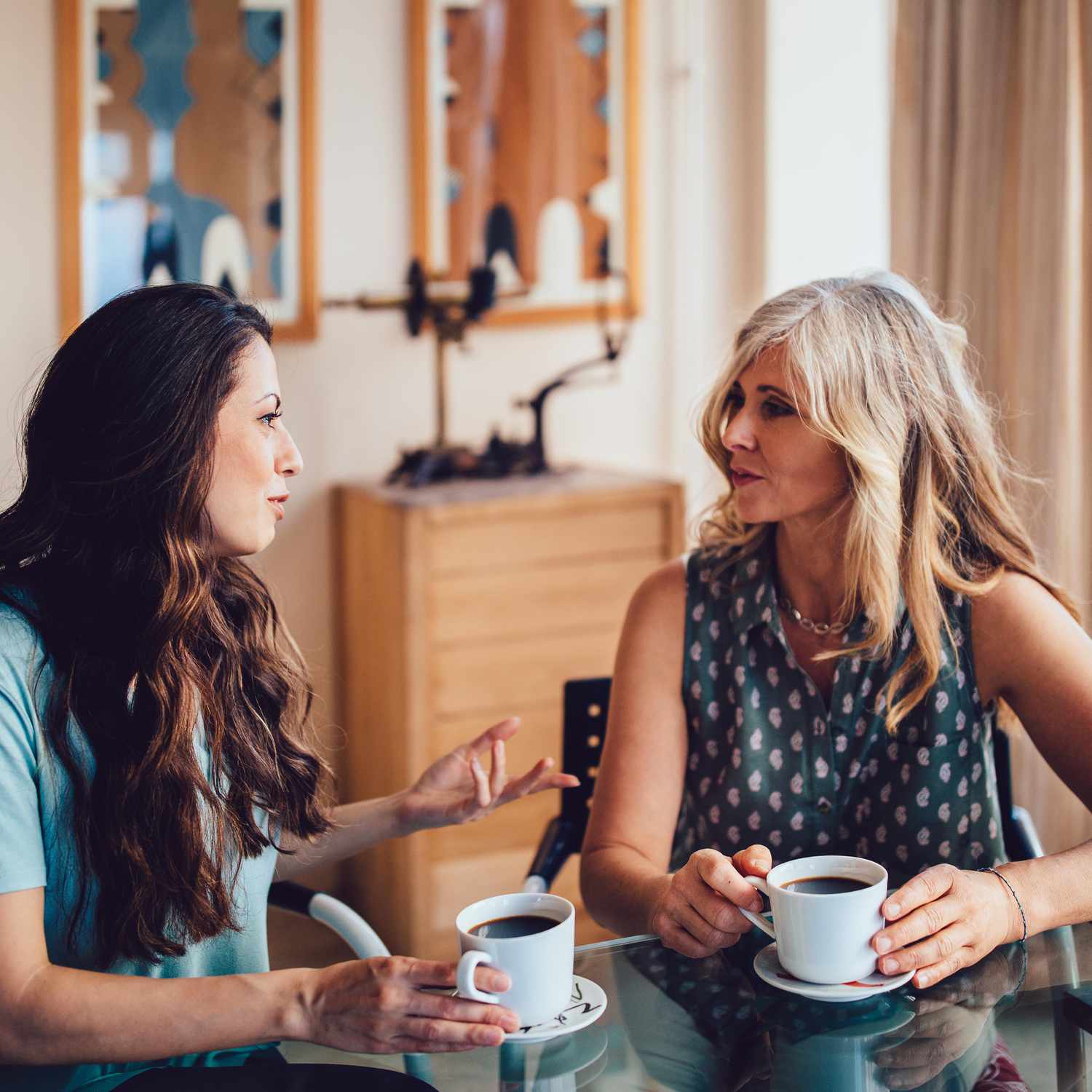 mulheres tomando café e conversando