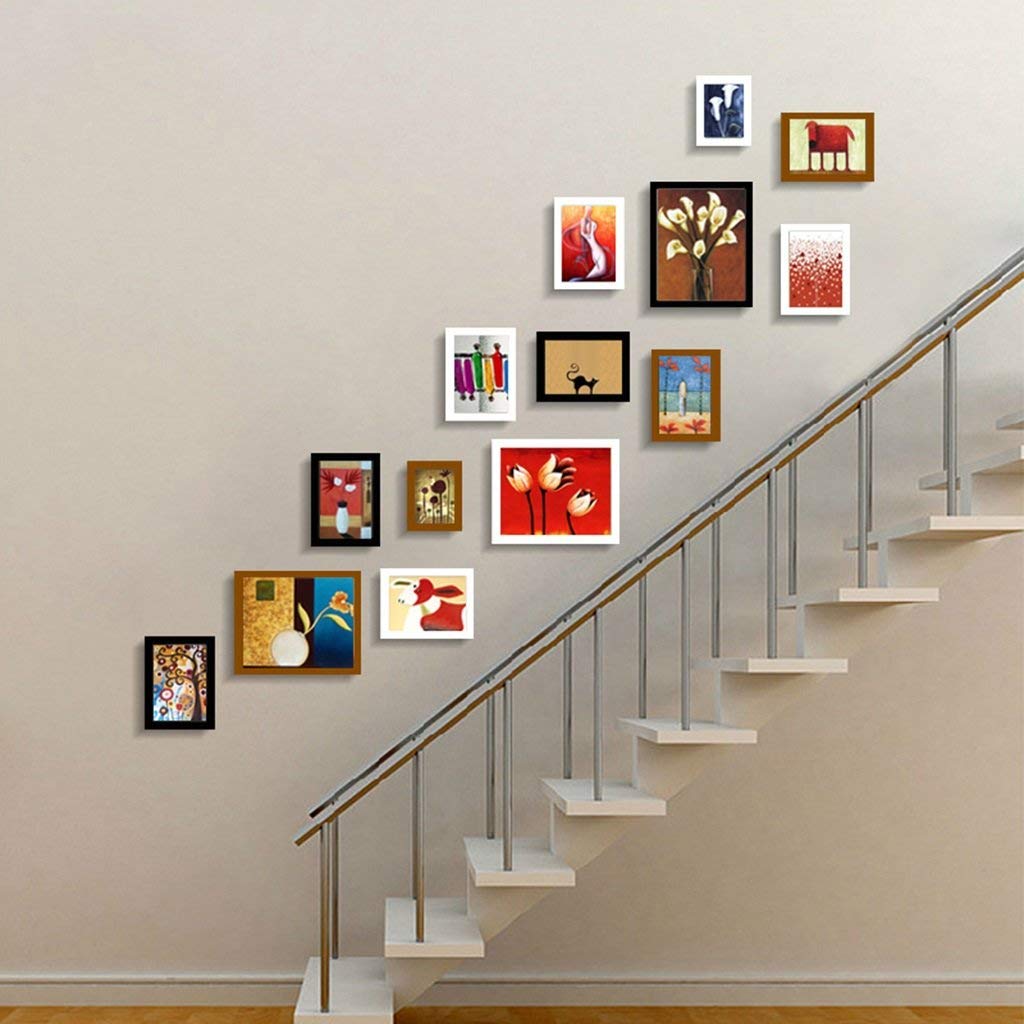 parede de escadas com quadros