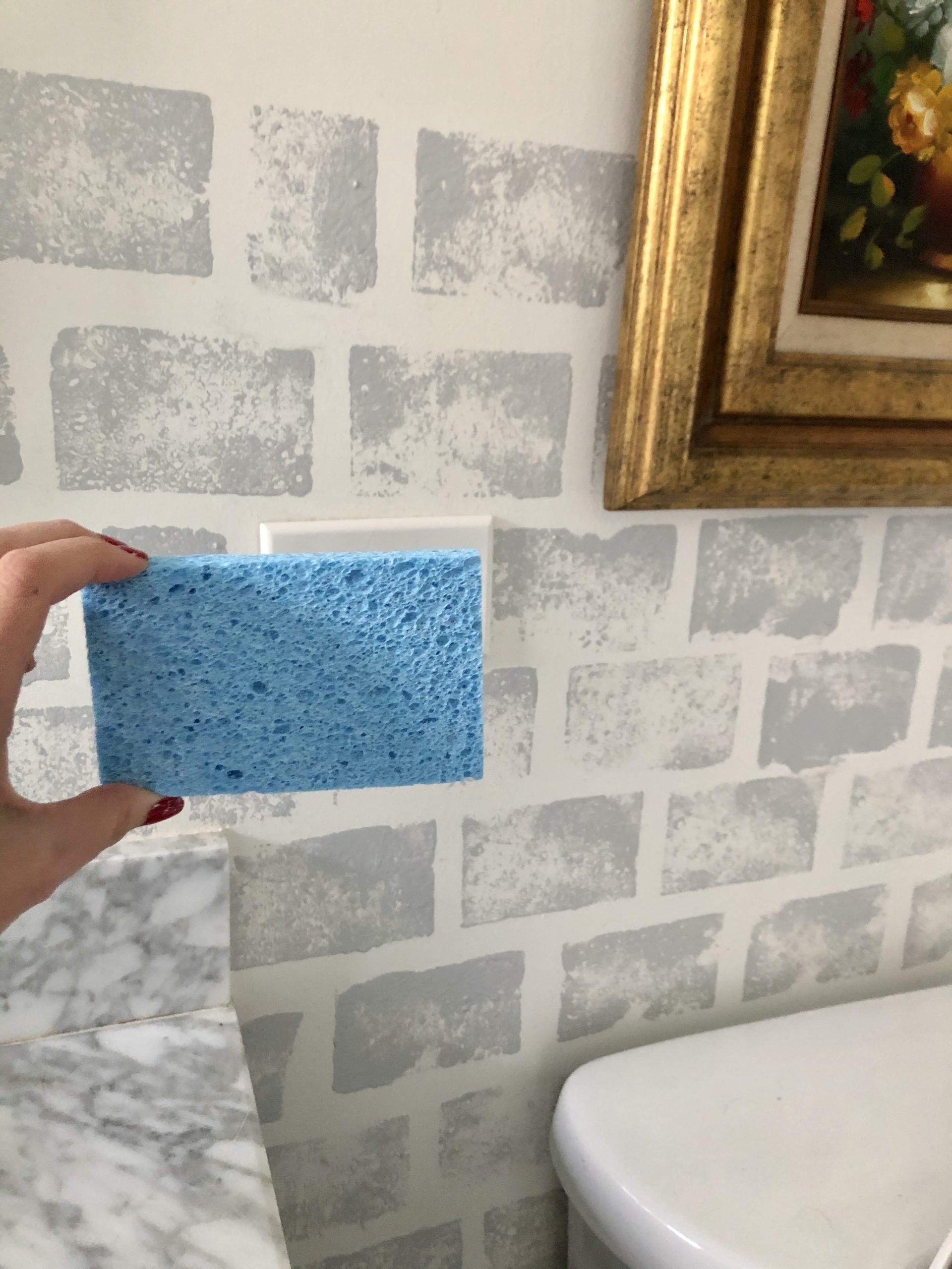 pintura de parede com esponja em banheiro