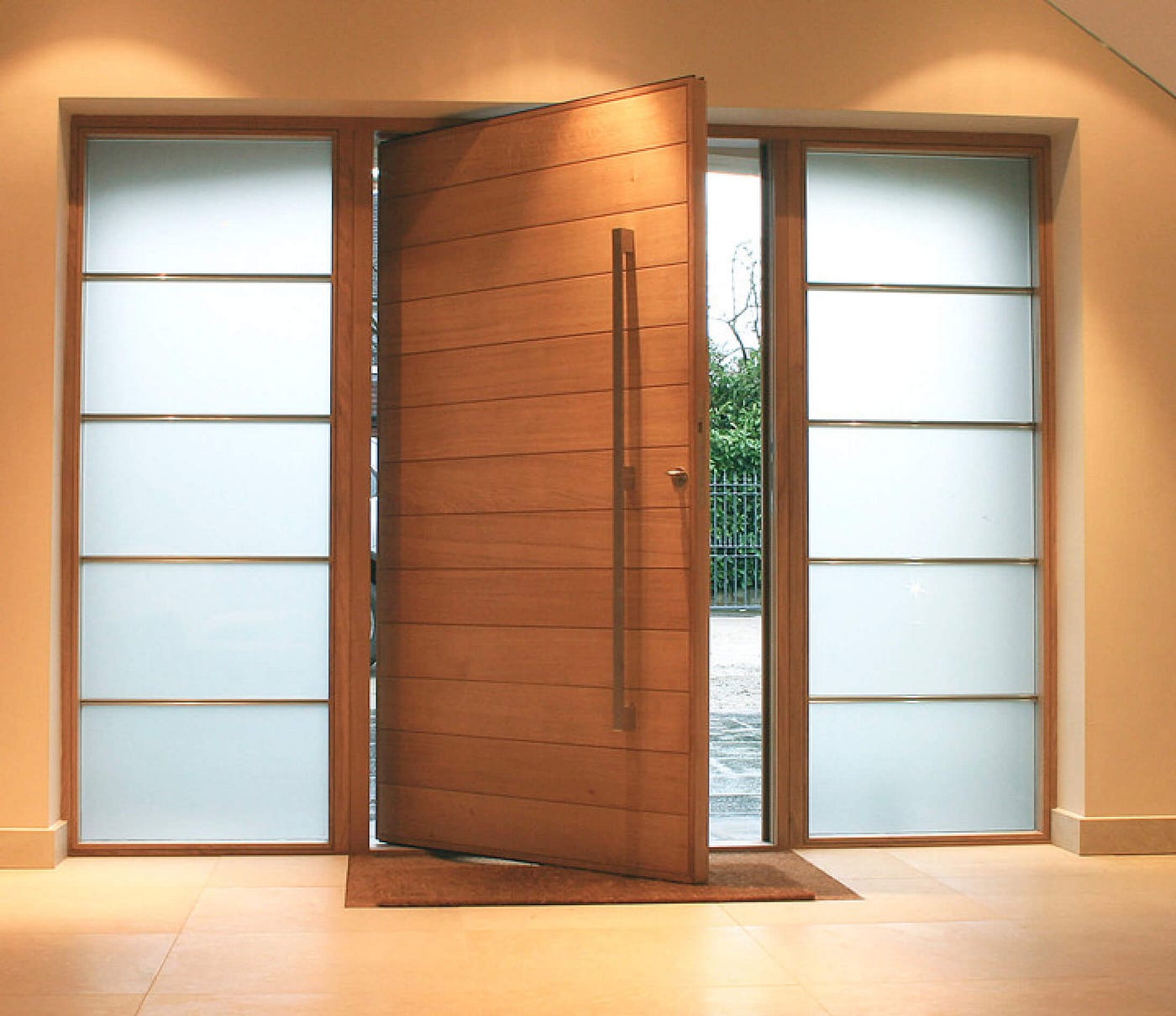 porta pivotante de madeira com laterais de vidro