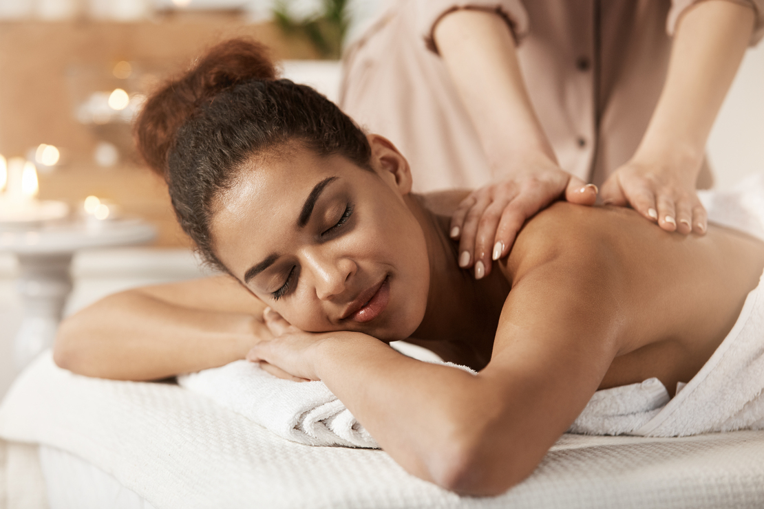mulher recebendo massagem