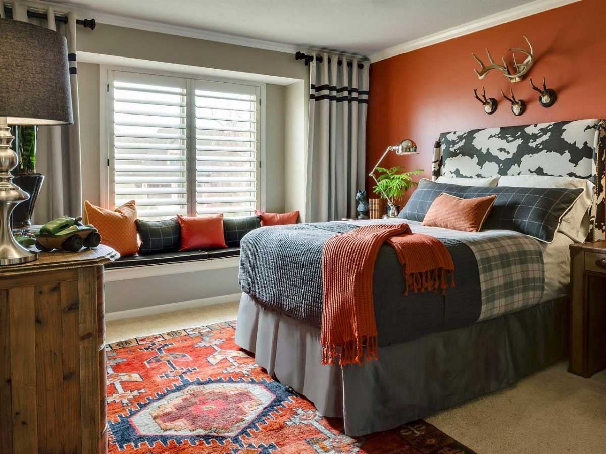 quarto com decoração em cinza e laranja