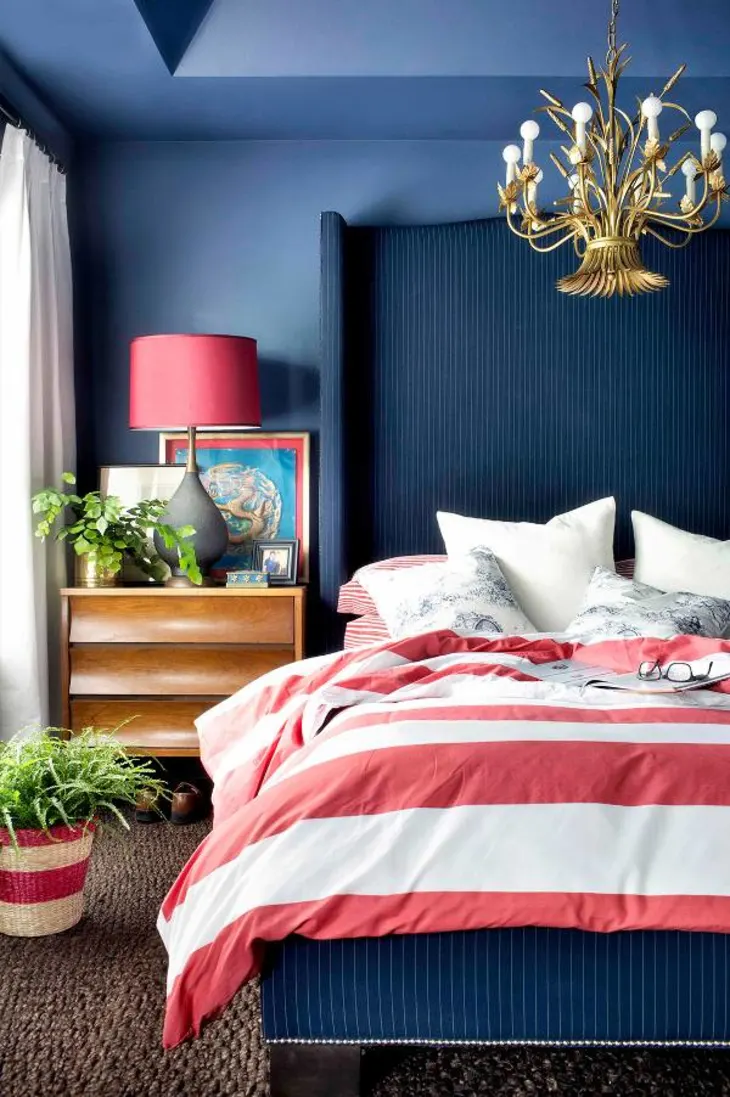 quarto com decoração vermelho e azul