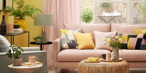 sala de estar com amarelo e rosa-claro