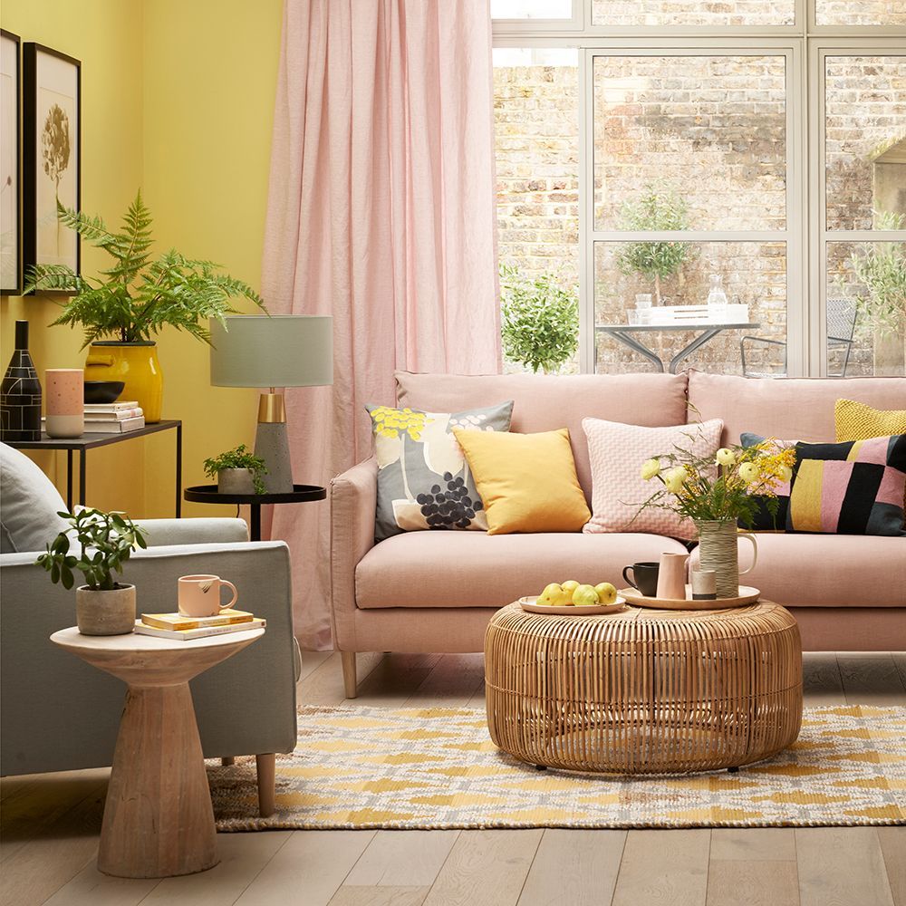 sala de estar com amarelo e rosa-claro