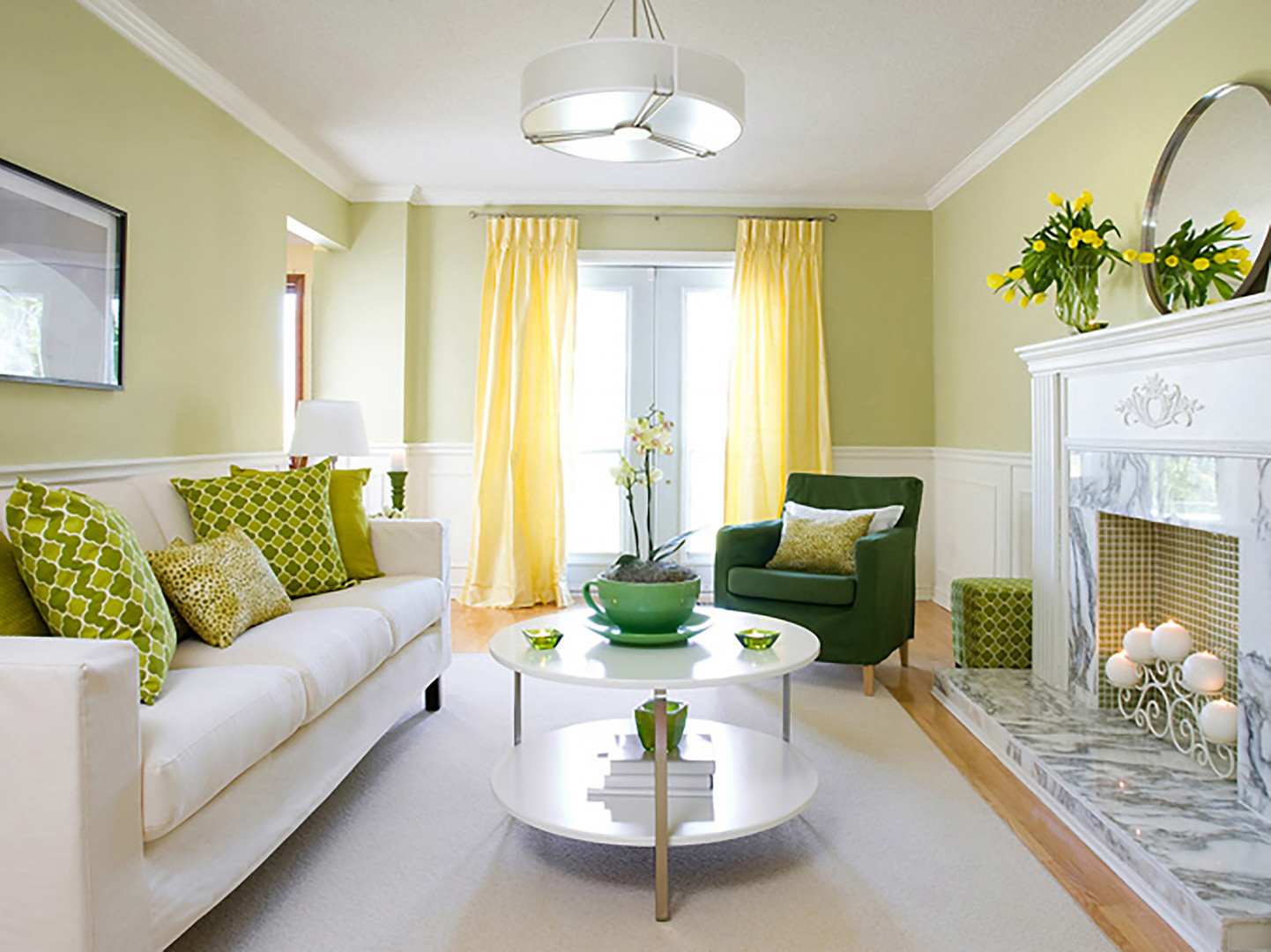 sala de estar com decoração amarela e verde
