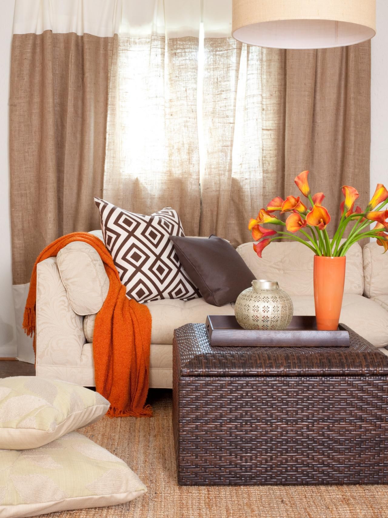 sala de estar com decoração em laranja e marrom