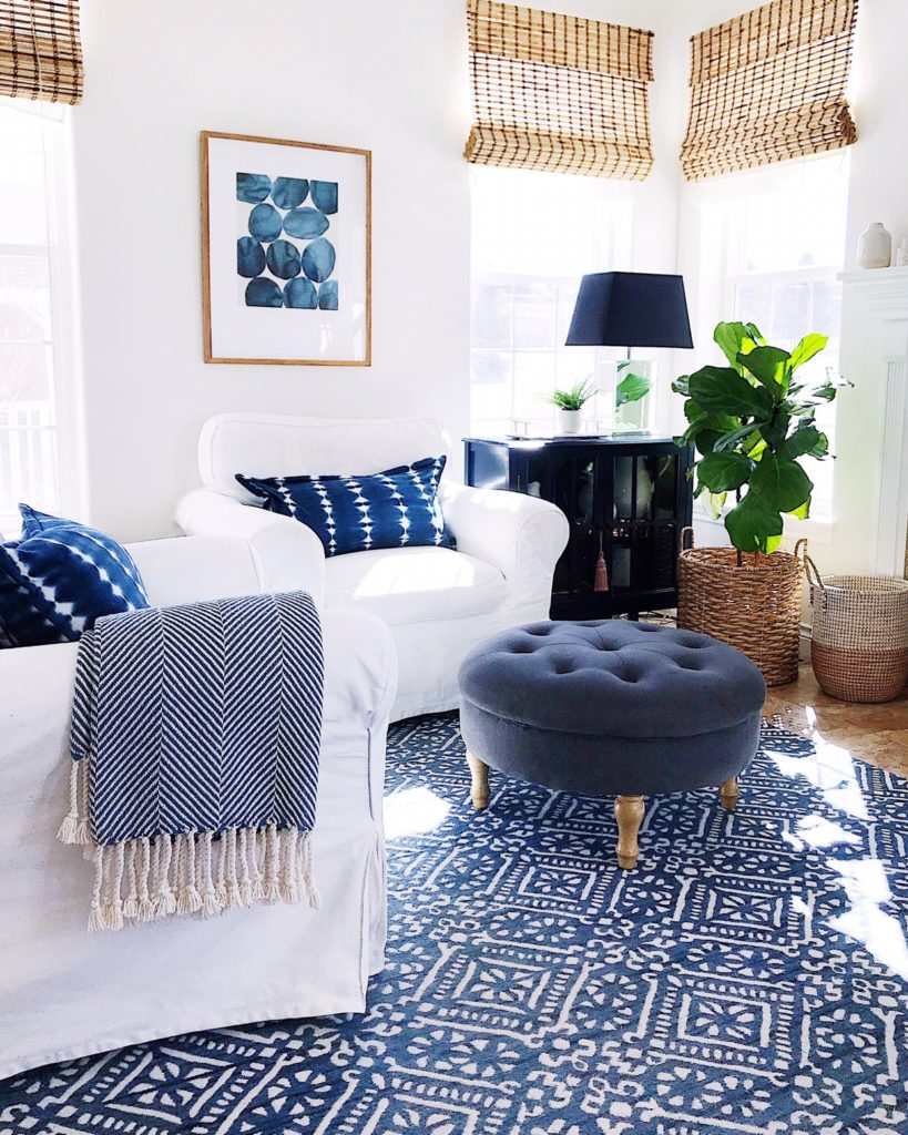 sala de estar decorada com azul e branco