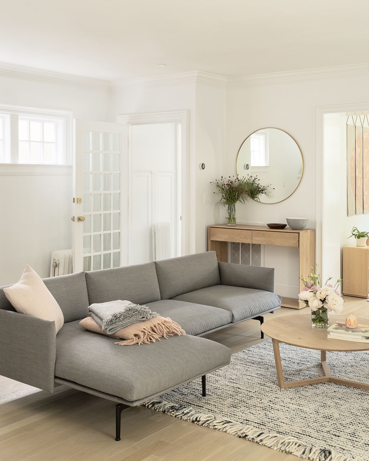 sala de estar minimalista com sofá cinza