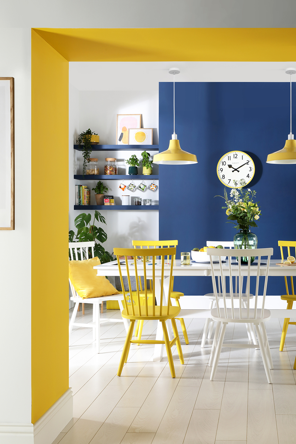 sala de jantar em azul, amarelo e branco