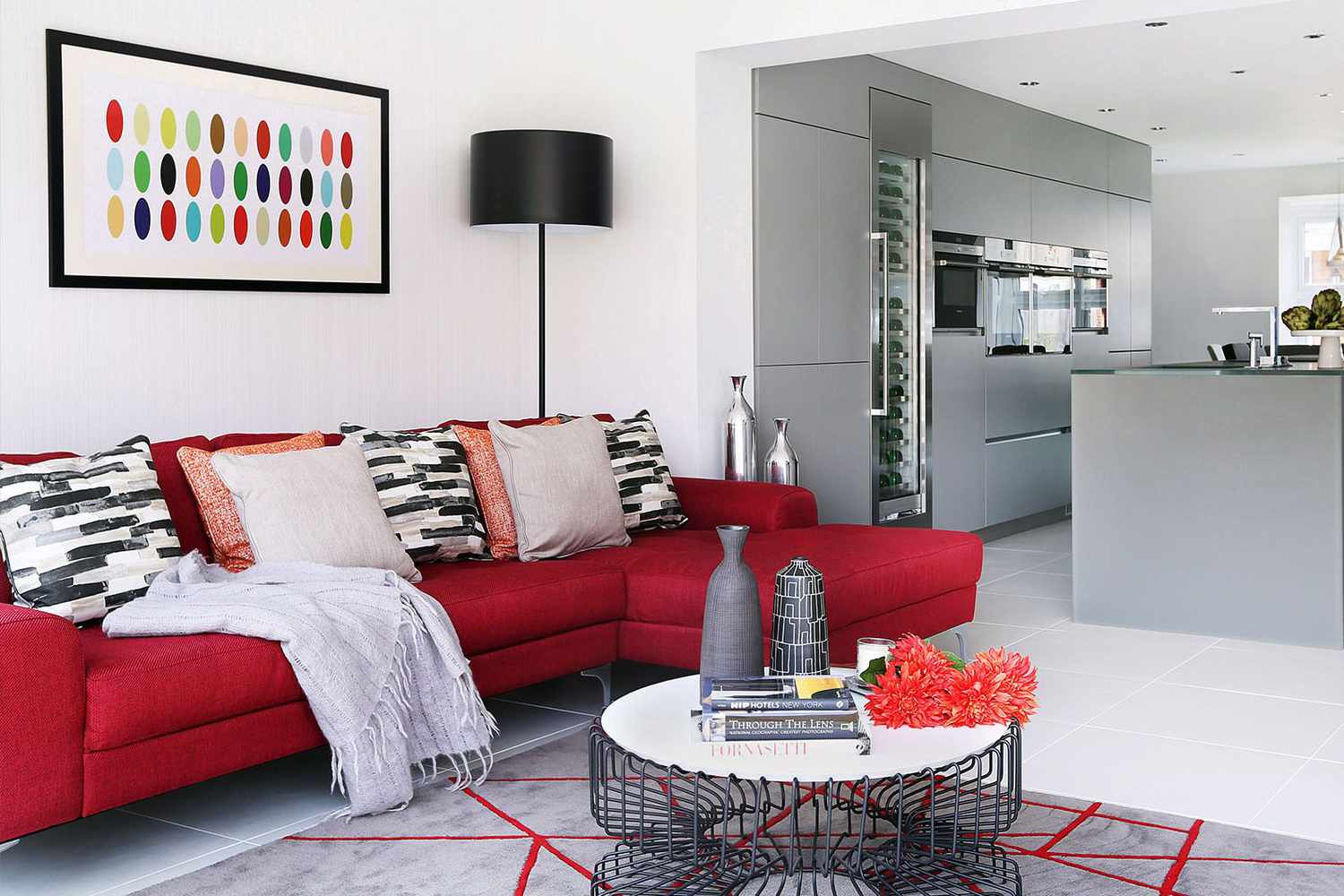 sala e cozinha integradas com sofá vermelho