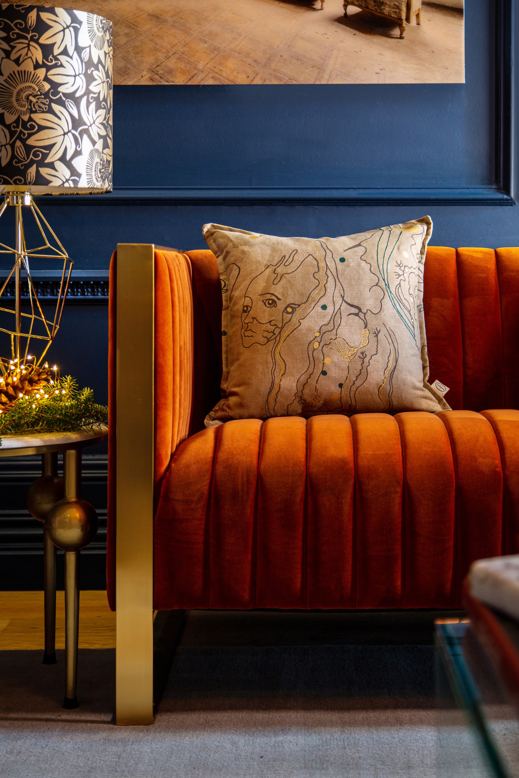 sofá laranja e parede azul