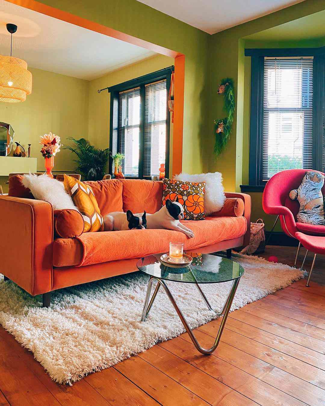 sofá laranja e paredes verdes