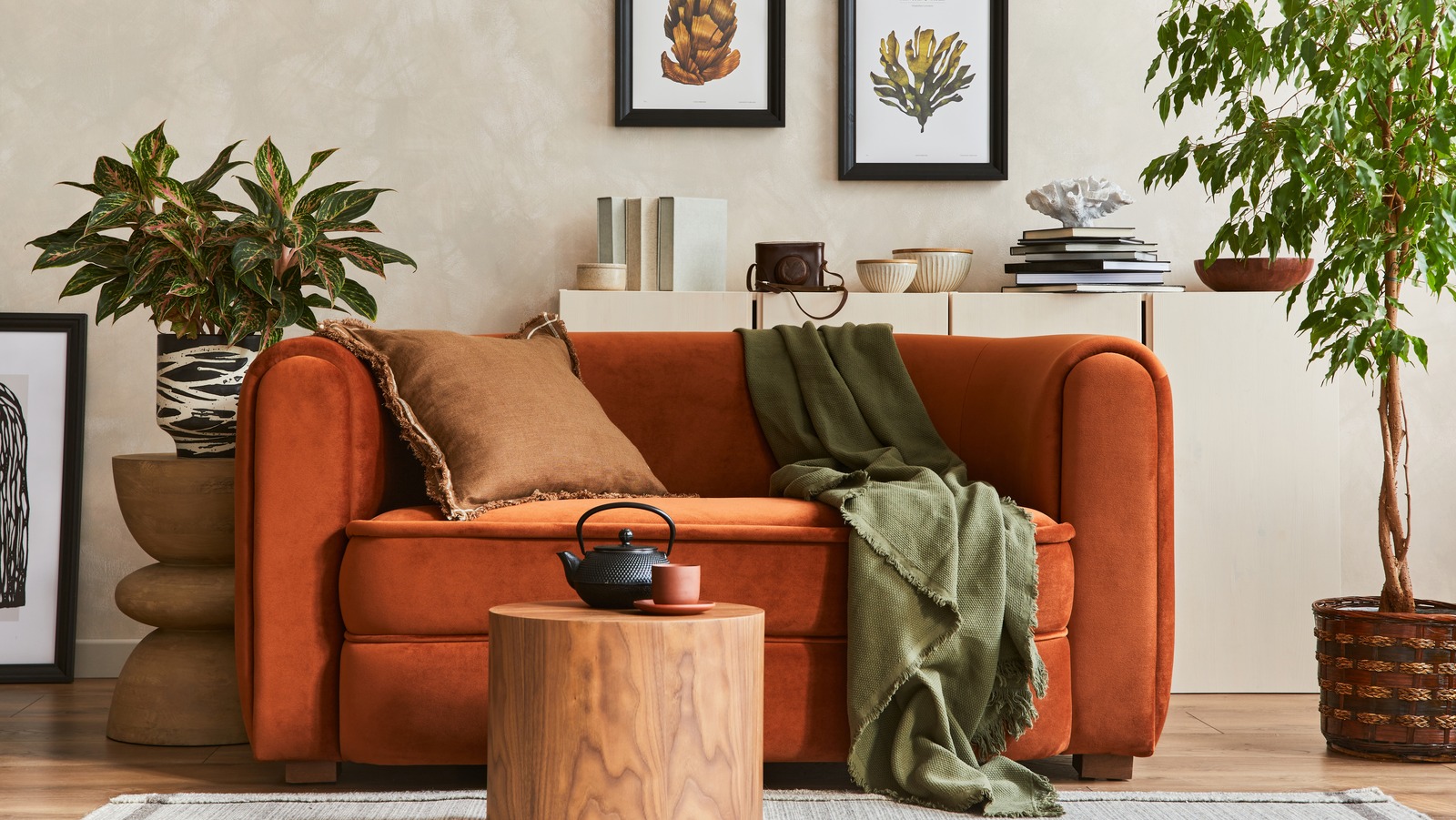 sofá laranja em sala de estar