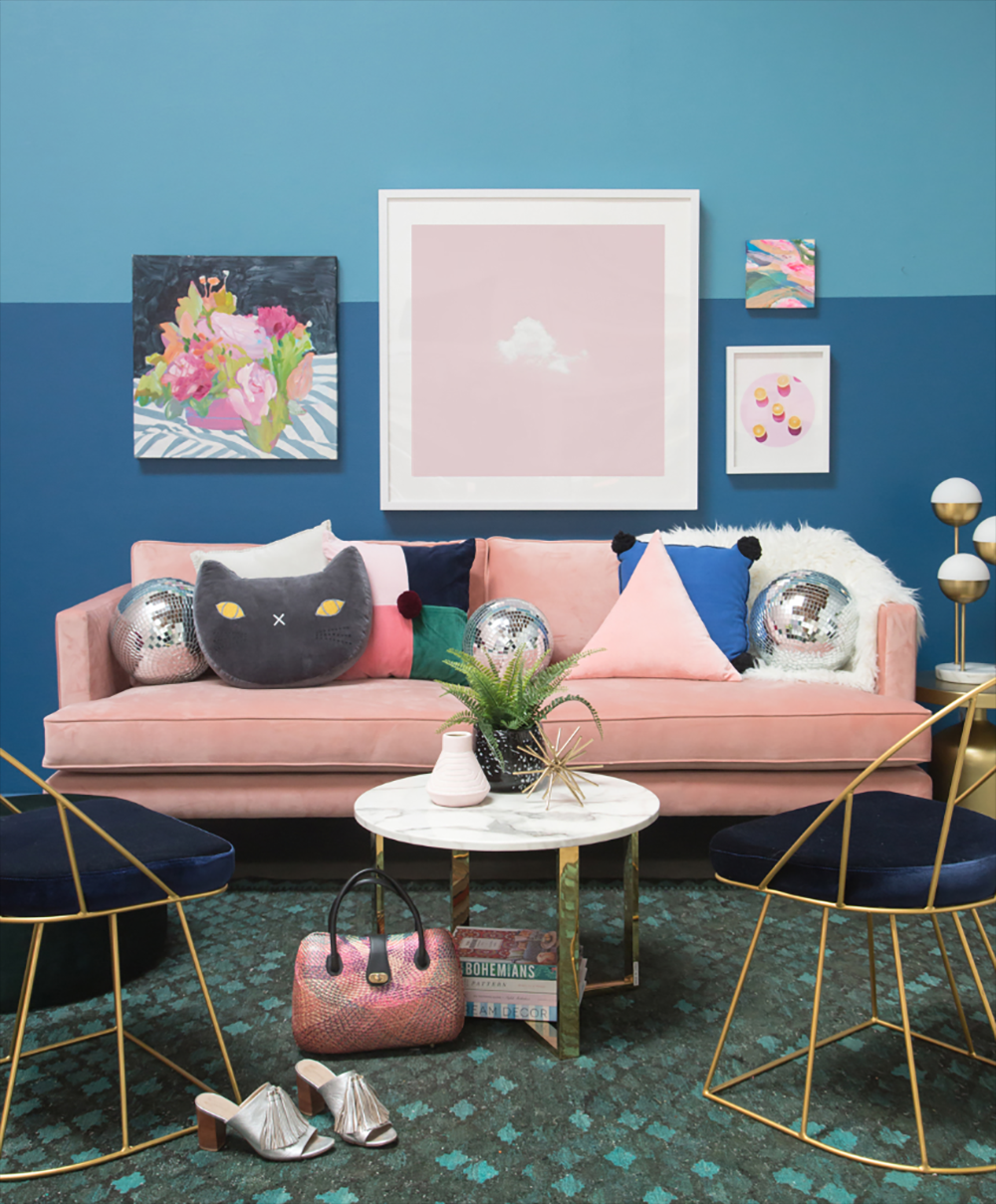 sofá rosa e parede e cadeiras azuis