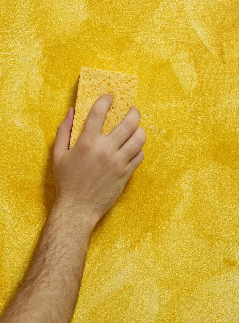uso de esponja em parede amarela