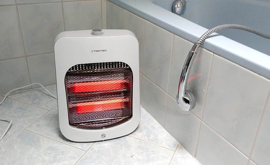 aquecedor portátil no banheiro