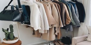 armário-cápsula com roupas, bolsas e sapatos