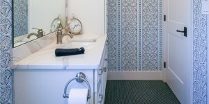 banheiro com papel de parede com textura
