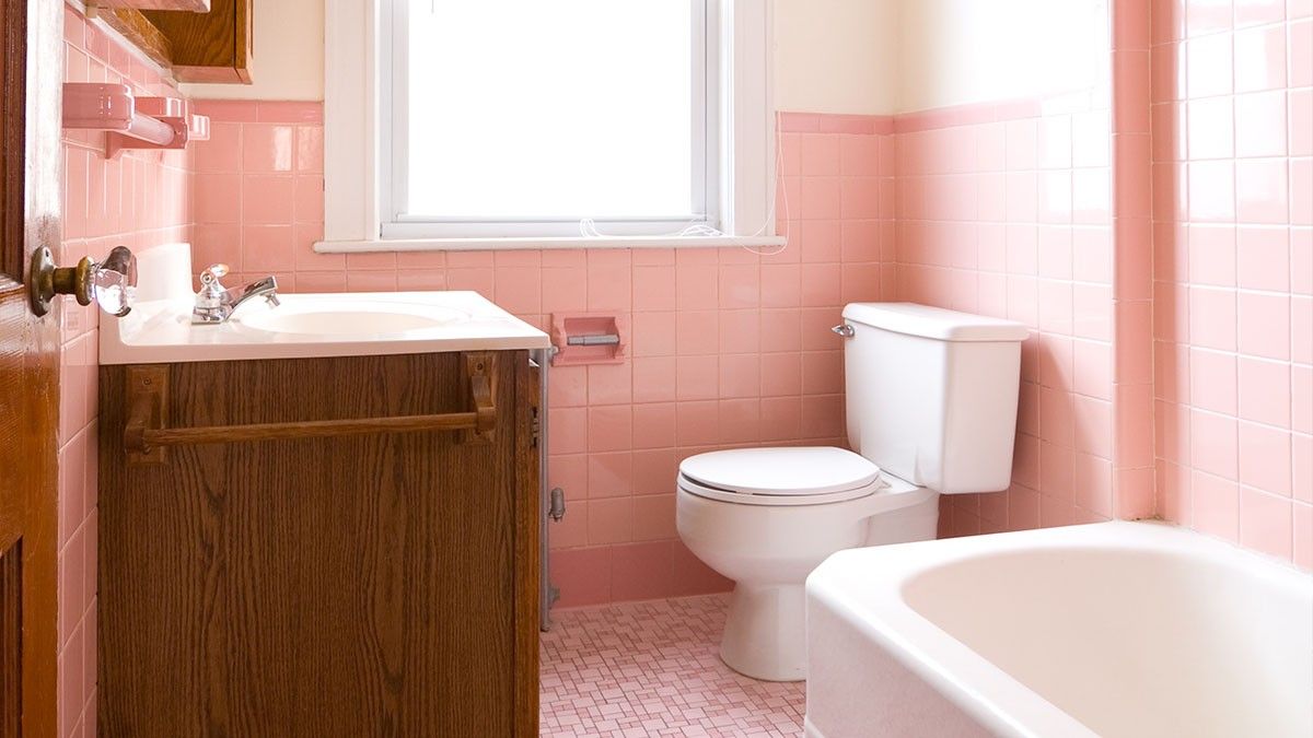 banheiro com revestimento rosa