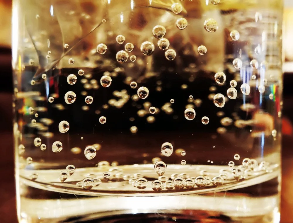 bolhas de gás em bebida no copo