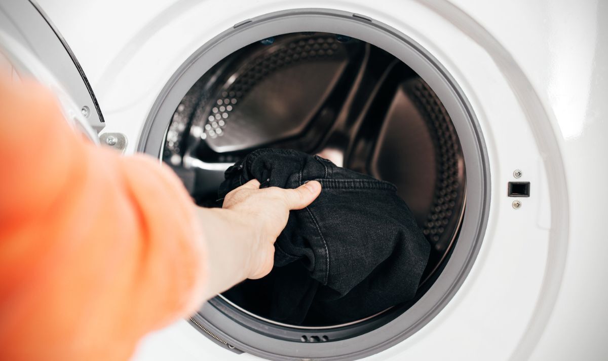 calça jeans preta em máquina de lavar