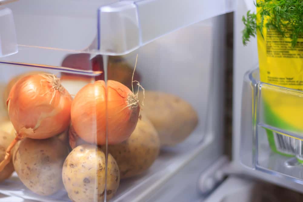 cebolas em compartimento de geladeira