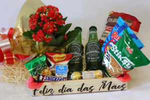 cesta com bebidas, petisco e flores para dia das mães