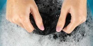 Como lavar roupa preta sem desbotar? Descubra truques práticos que funcionam de verdade!