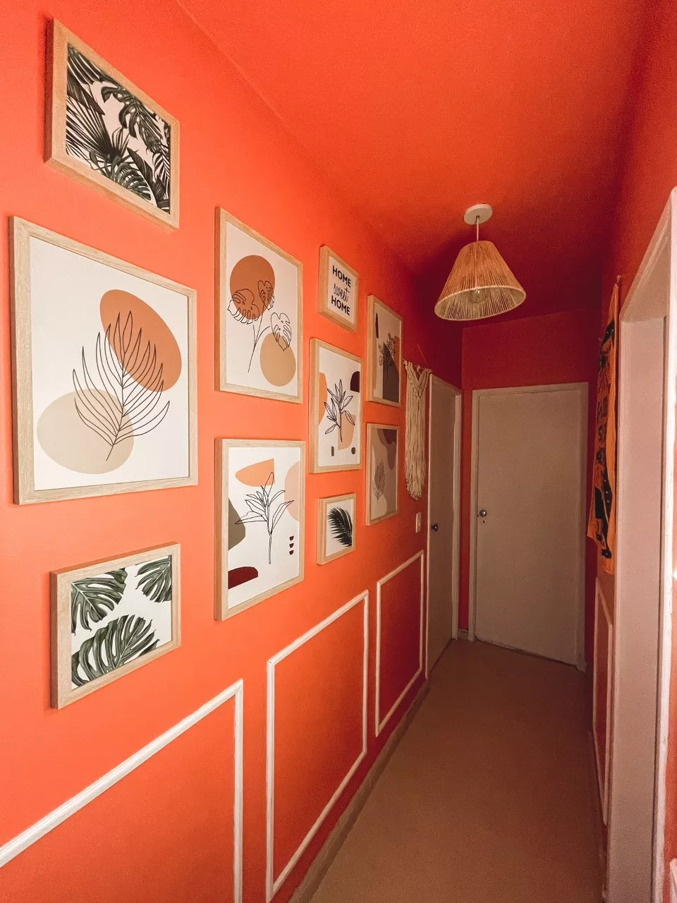 corredor laranja com quadros