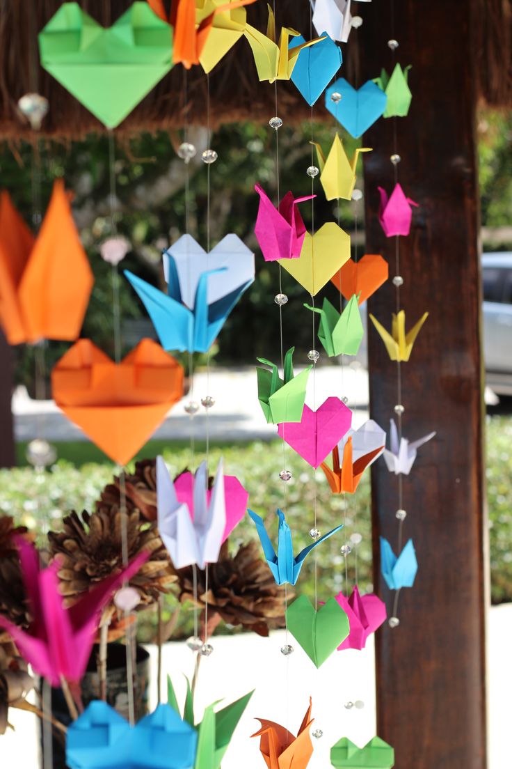 cortina de tsurus e corações de origami