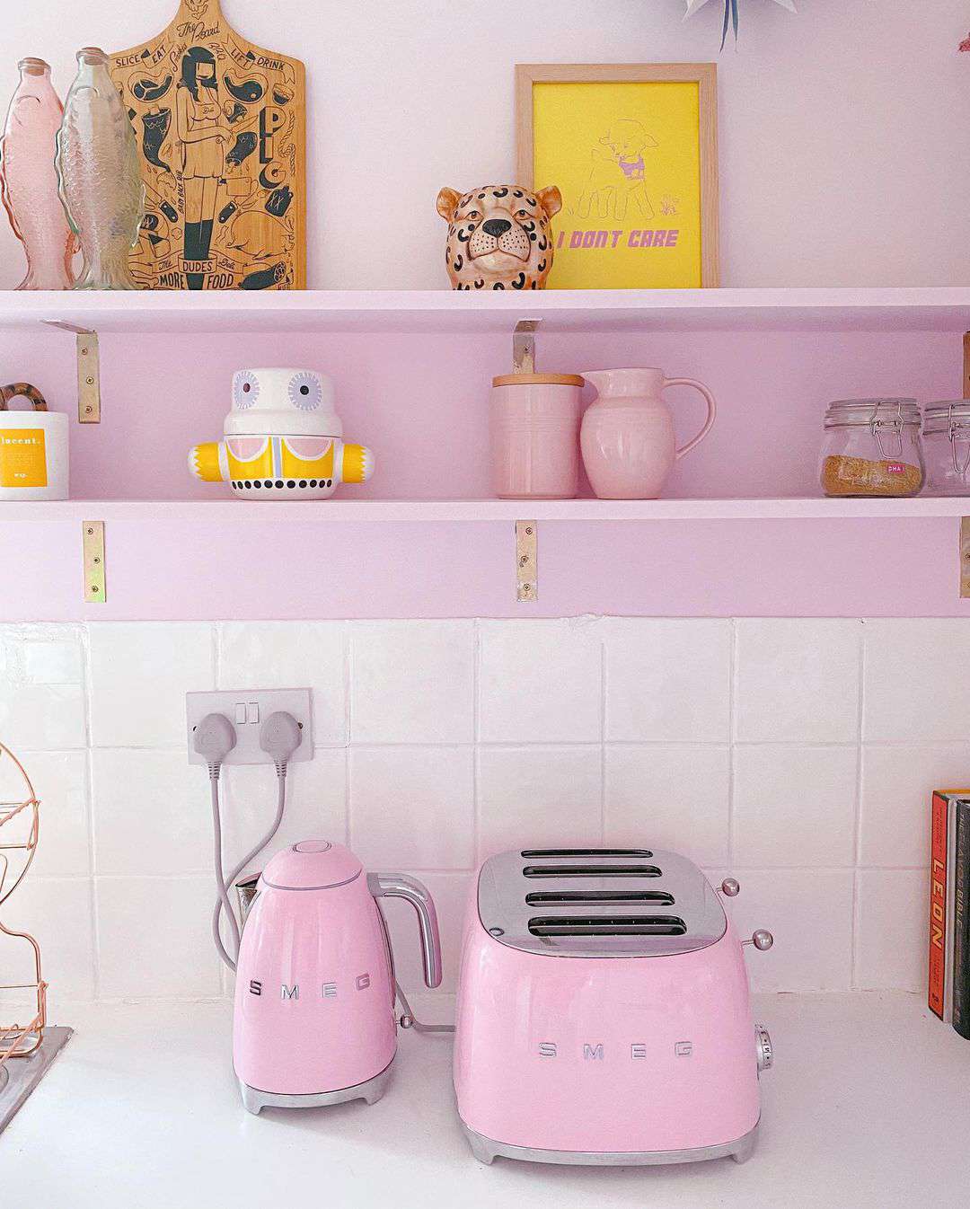 cozinha com eletrodomésticos e parede rosas