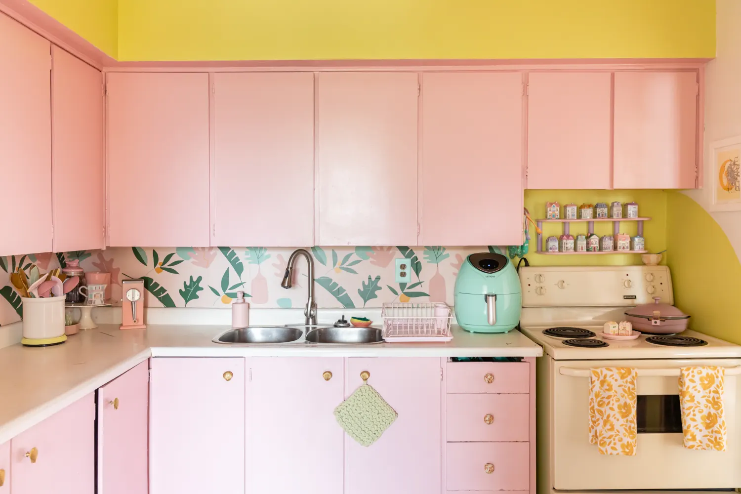 cozinha com móveis cor-de-rosa