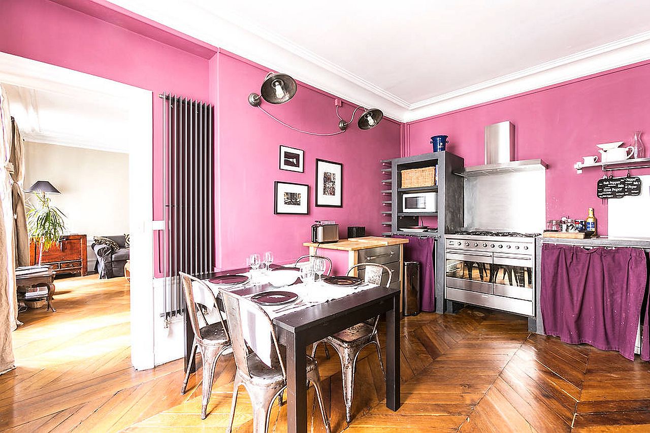 cozinha e sala de jantar com paredes rosas