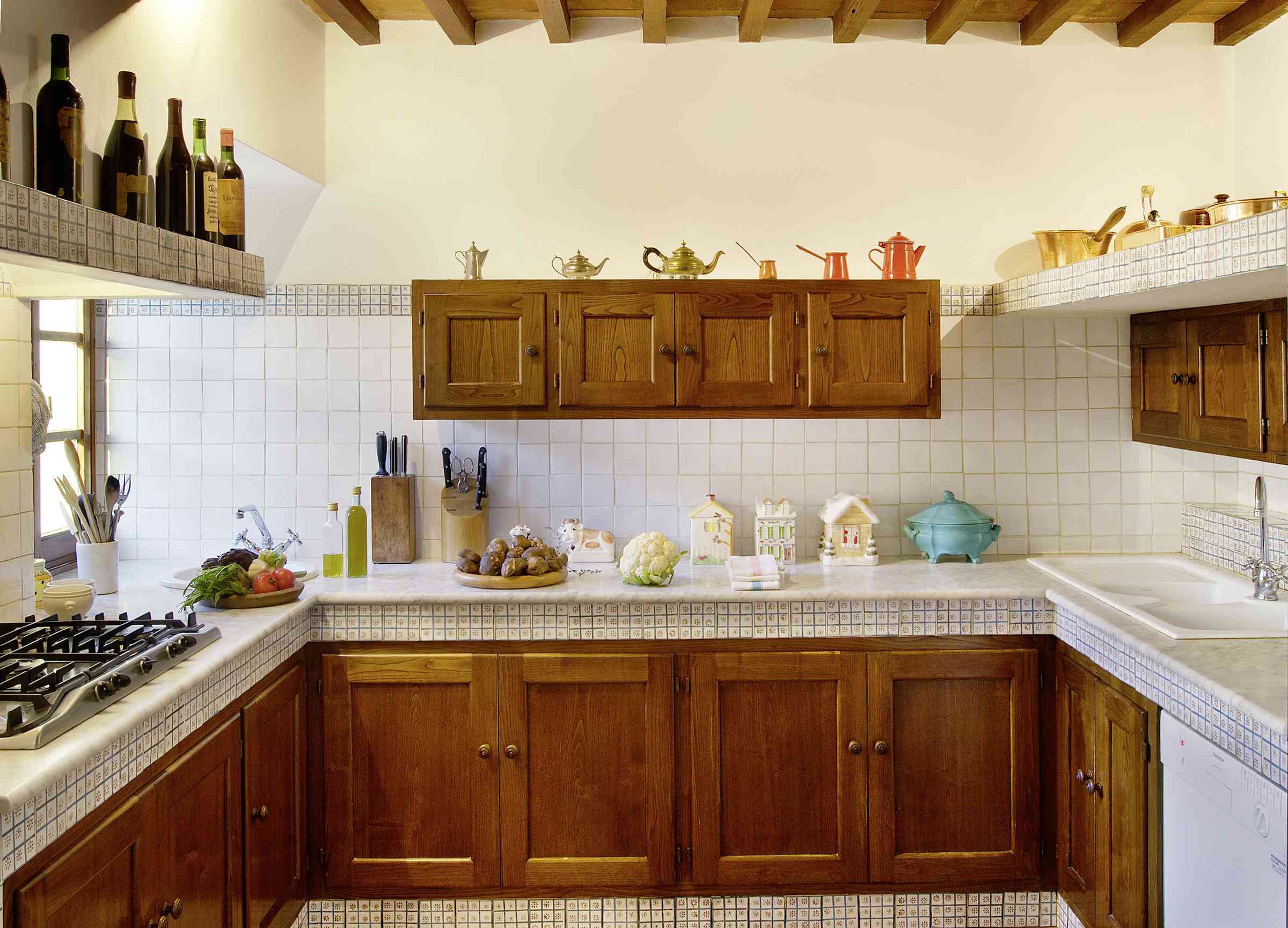 cozinha em estilo italiano com armários de madeira