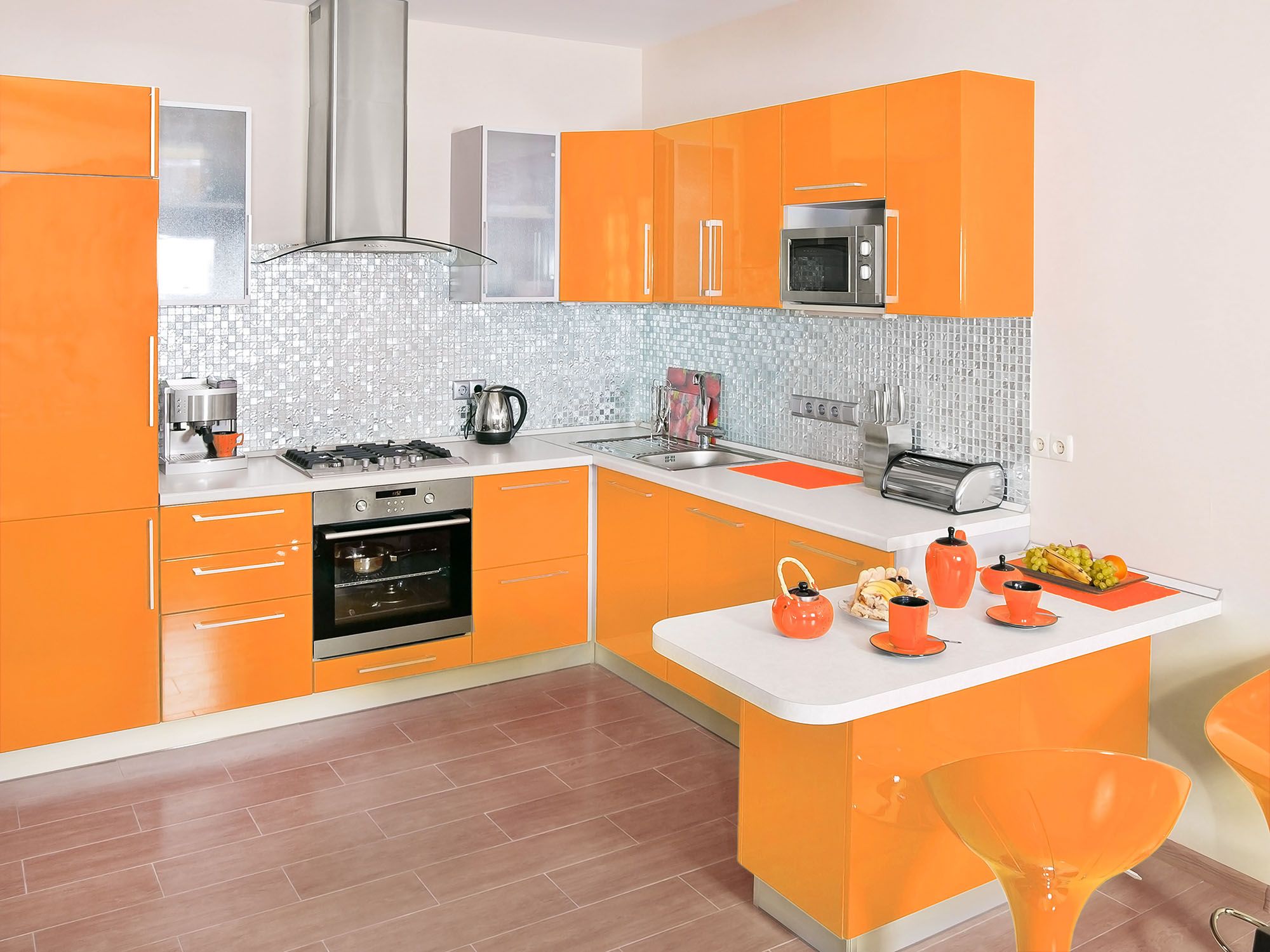 cozinha laranja e branco