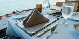 5 jeitinhos de dobrar guardanapos que embelezam a mesa de jantar