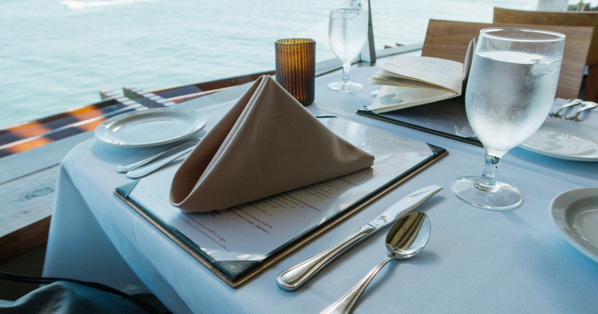 5 jeitinhos de dobrar guardanapos que embelezam a mesa de jantar