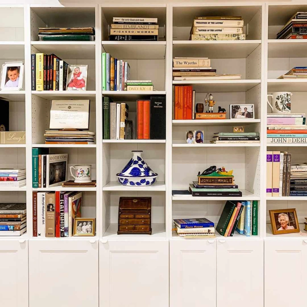 estante organizada e decorada com livros e objetos