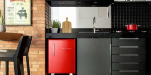 frigobar vermelho em cozinha