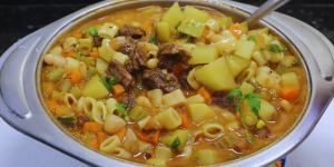 Receita de Minestrone, a clássica sopa italiana que é SUPER SIMPLES de fazer com o que você quiser
