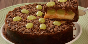 Receita de Torta de Uva com Massa de Biscoito supersaborosa para oferecer como sobremesa