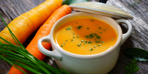 Receita de Sopa de Cenoura com Gengibre cremosa para te aquecer durante as estações frias