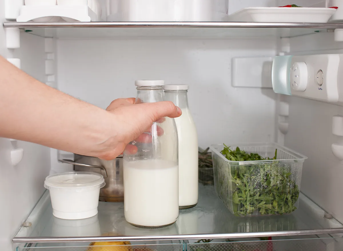 leite na geladeira