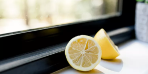 limão cortado na janela
