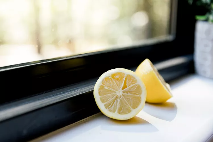 limão cortado na janela